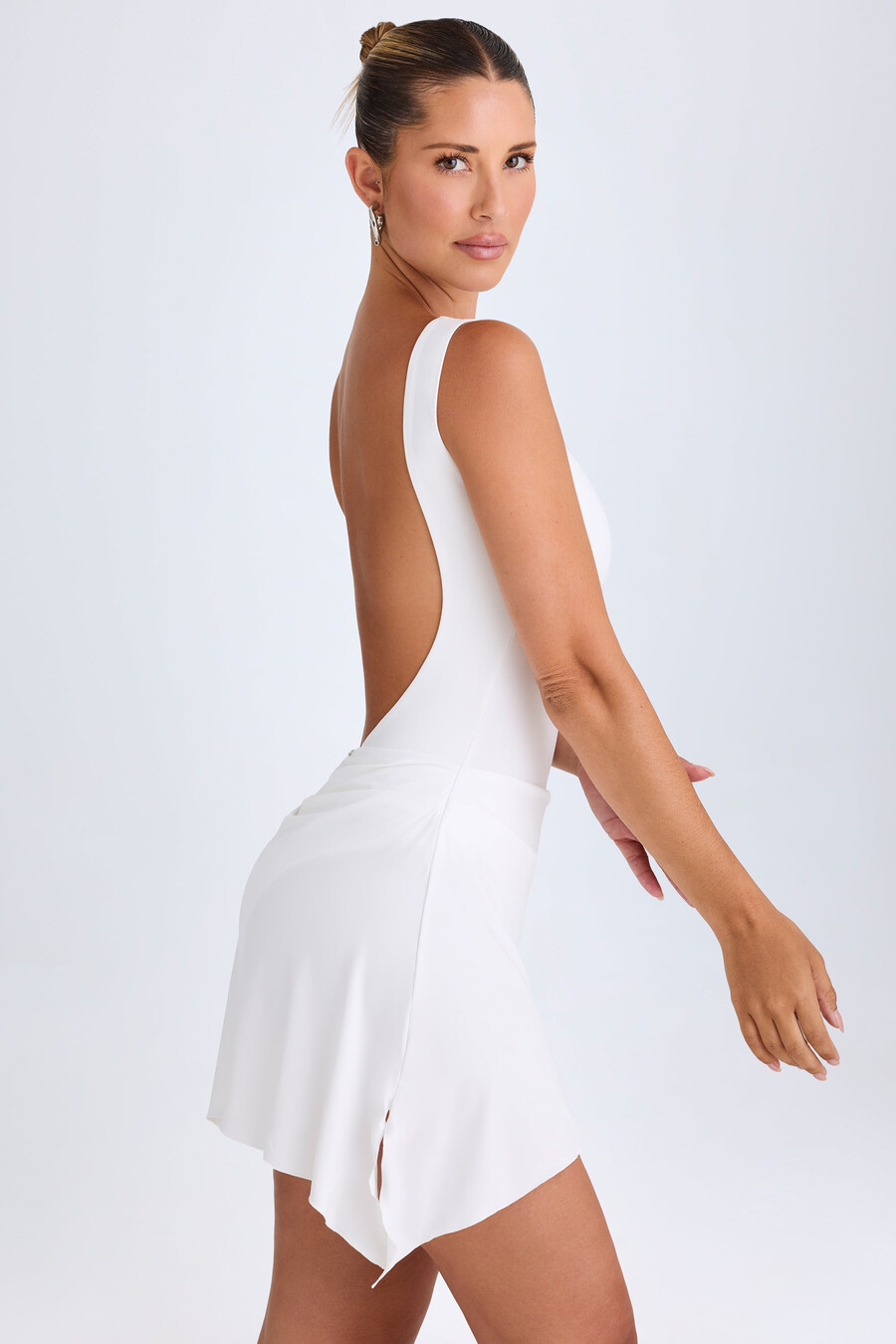 vestido curto drapeado com costas abertas na cor branca.