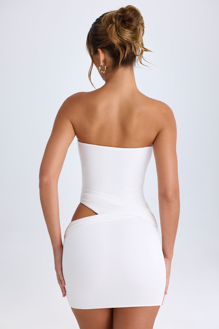 vestido curto bandeau com recortes na cor branca