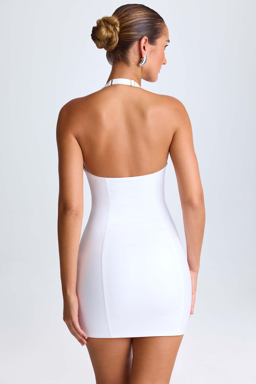 vestido curto com decote halter na cor branca