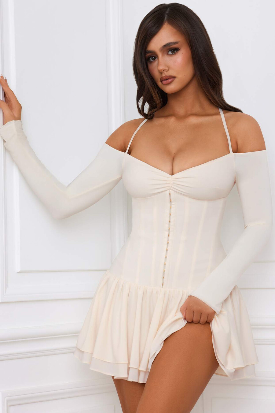 vestido curto corset com ombros à mostra e camadas na cor marfim