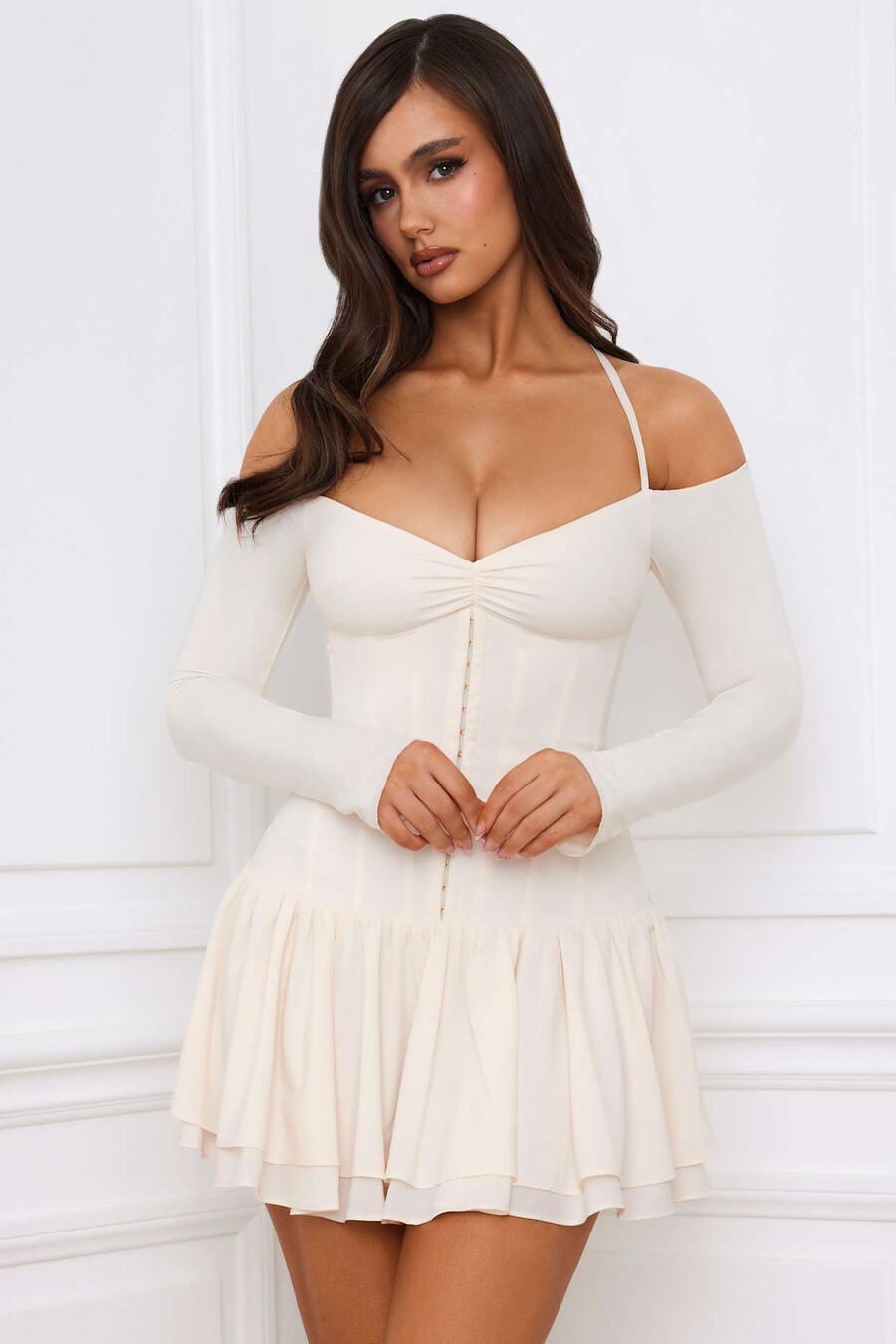 vestido curto corset com ombros à mostra e camadas na cor marfim