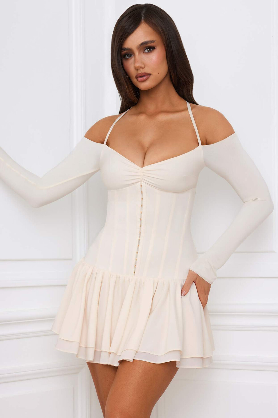 vestido curto corset com ombros à mostra e camadas na cor marfim