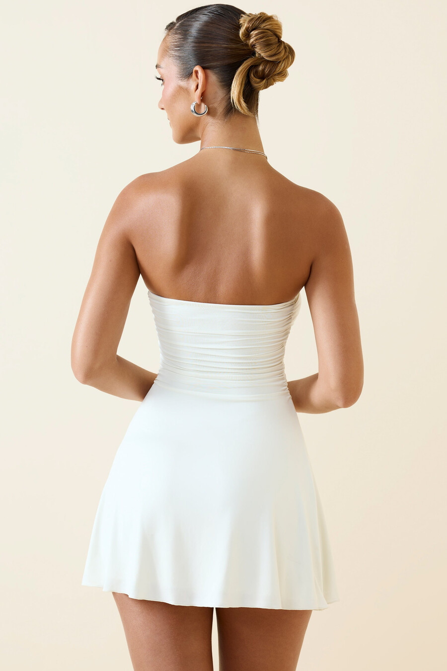 minivestido bandeau ruched a-line em baunilha