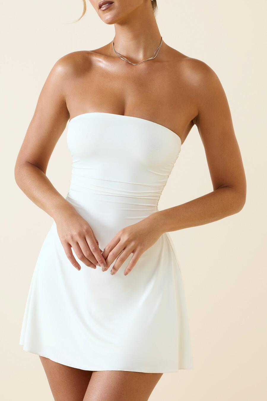 minivestido bandeau ruched a-line em baunilha