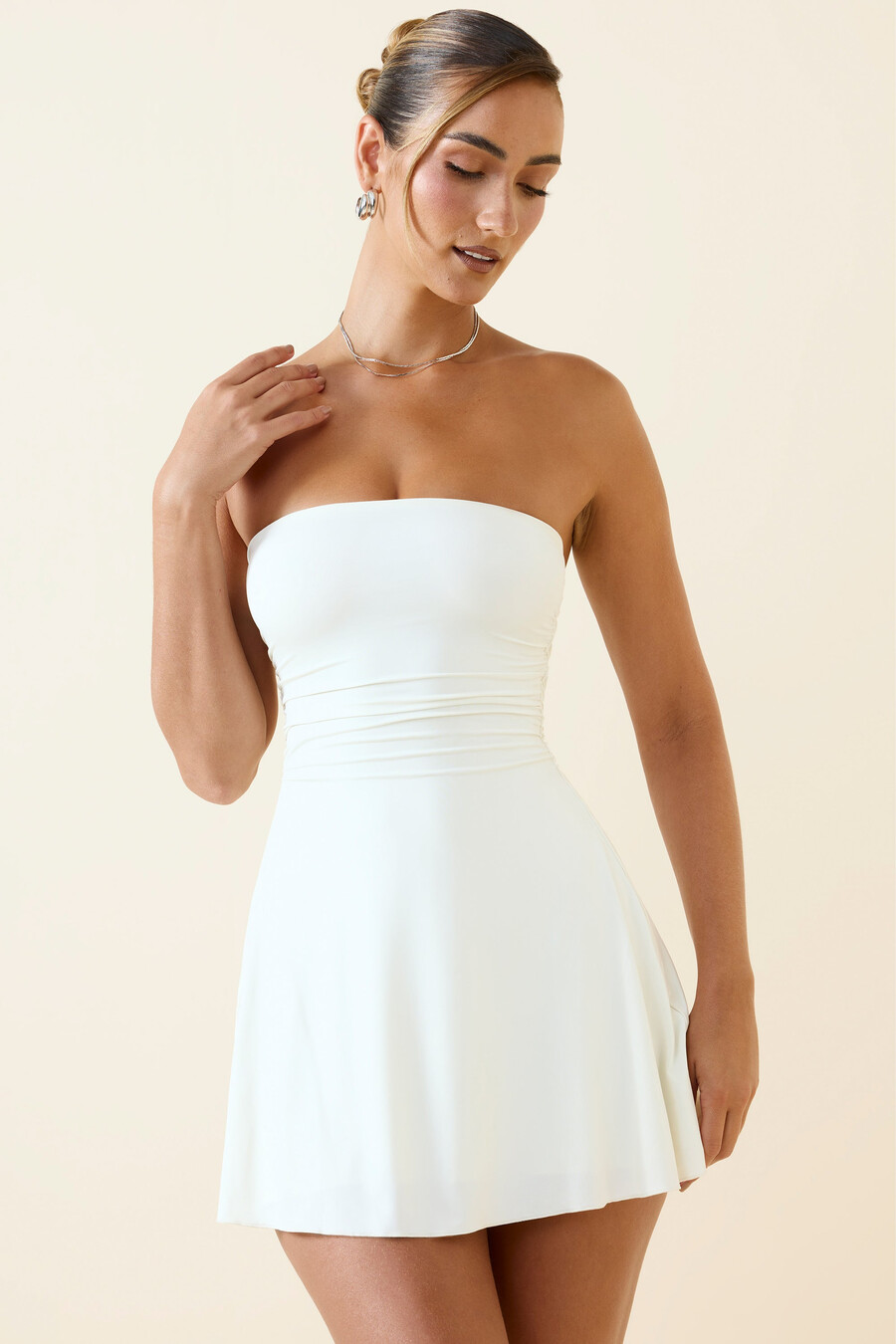 minivestido bandeau ruched a-line em baunilha