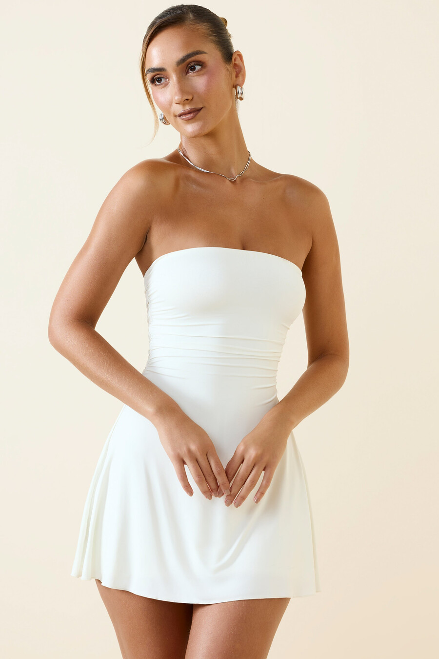 minivestido bandeau ruched a-line em baunilha