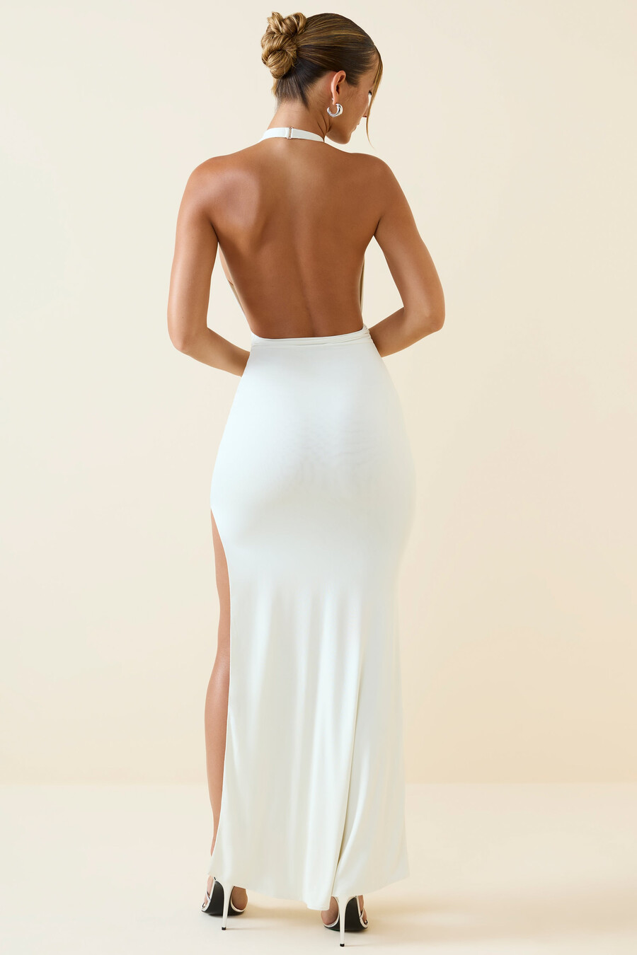 vestido longo com decote halter e recortes na cor baunilha.