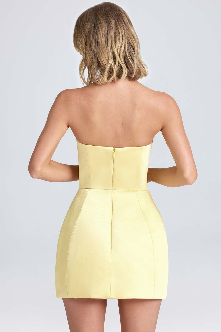 vestido curto estruturado estilo tulipa com modelagem bandeau na cor sorvete de limão.