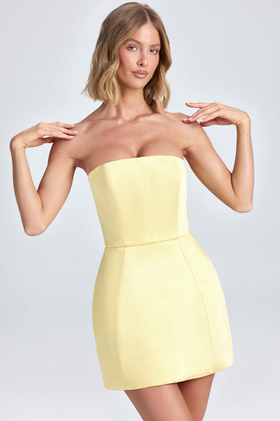 vestido curto estruturado estilo tulipa com modelagem bandeau na cor sorvete de limão.