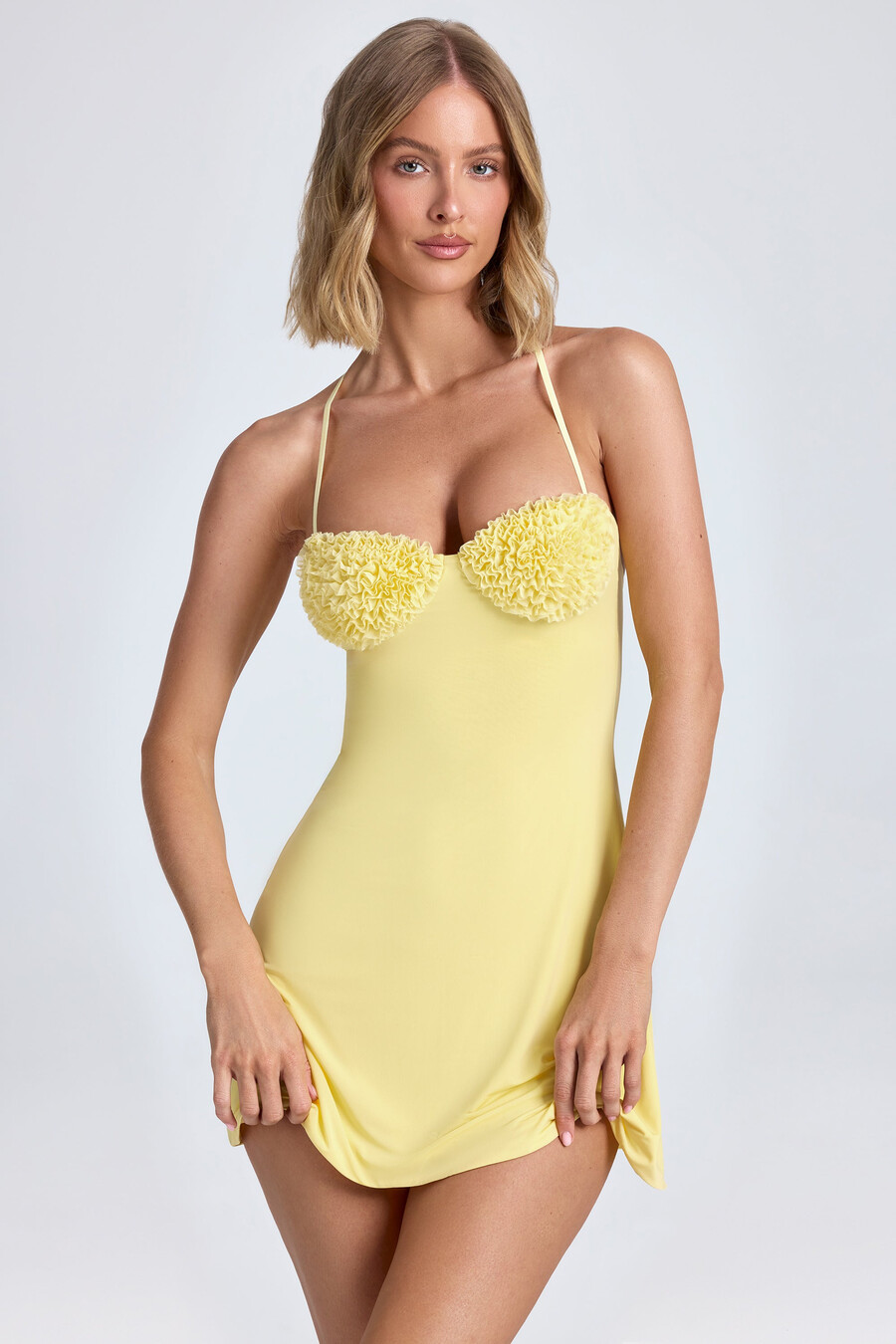 vestido curto evasê com decote halter e apliques de babados na cor sorvete de limão.