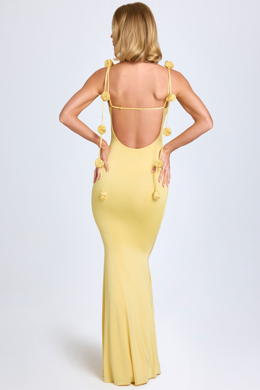 vestido justo de jérsei com apliques florais em amarelo pastel.