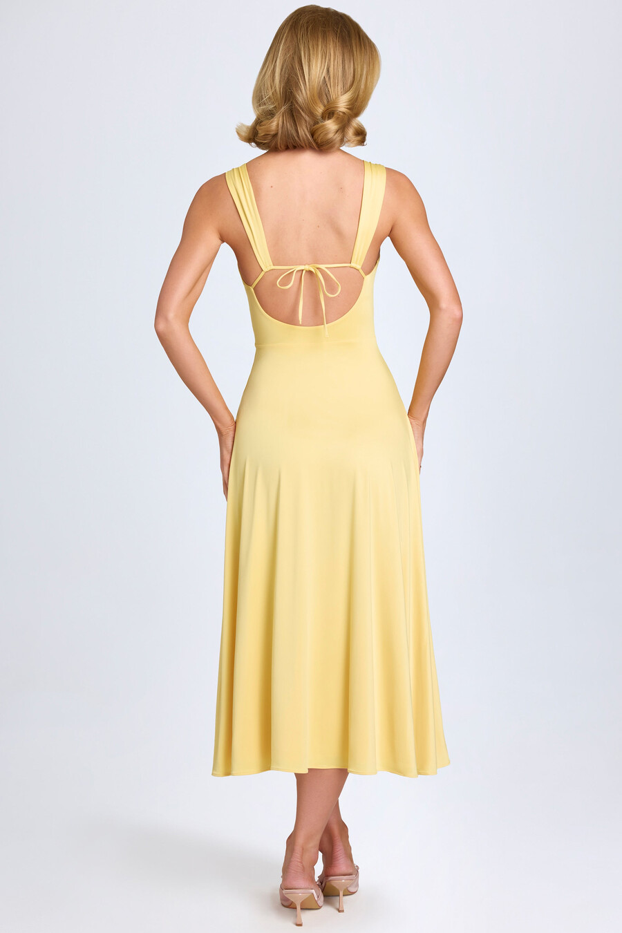 vestido midi franzido com decote coração em amarelo pastel