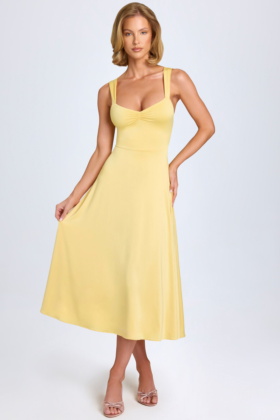 vestido midi franzido com decote coração em amarelo pastel
