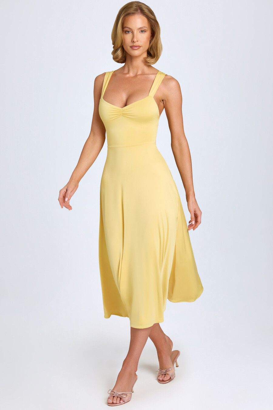 vestido midi franzido com decote coração em amarelo pastel