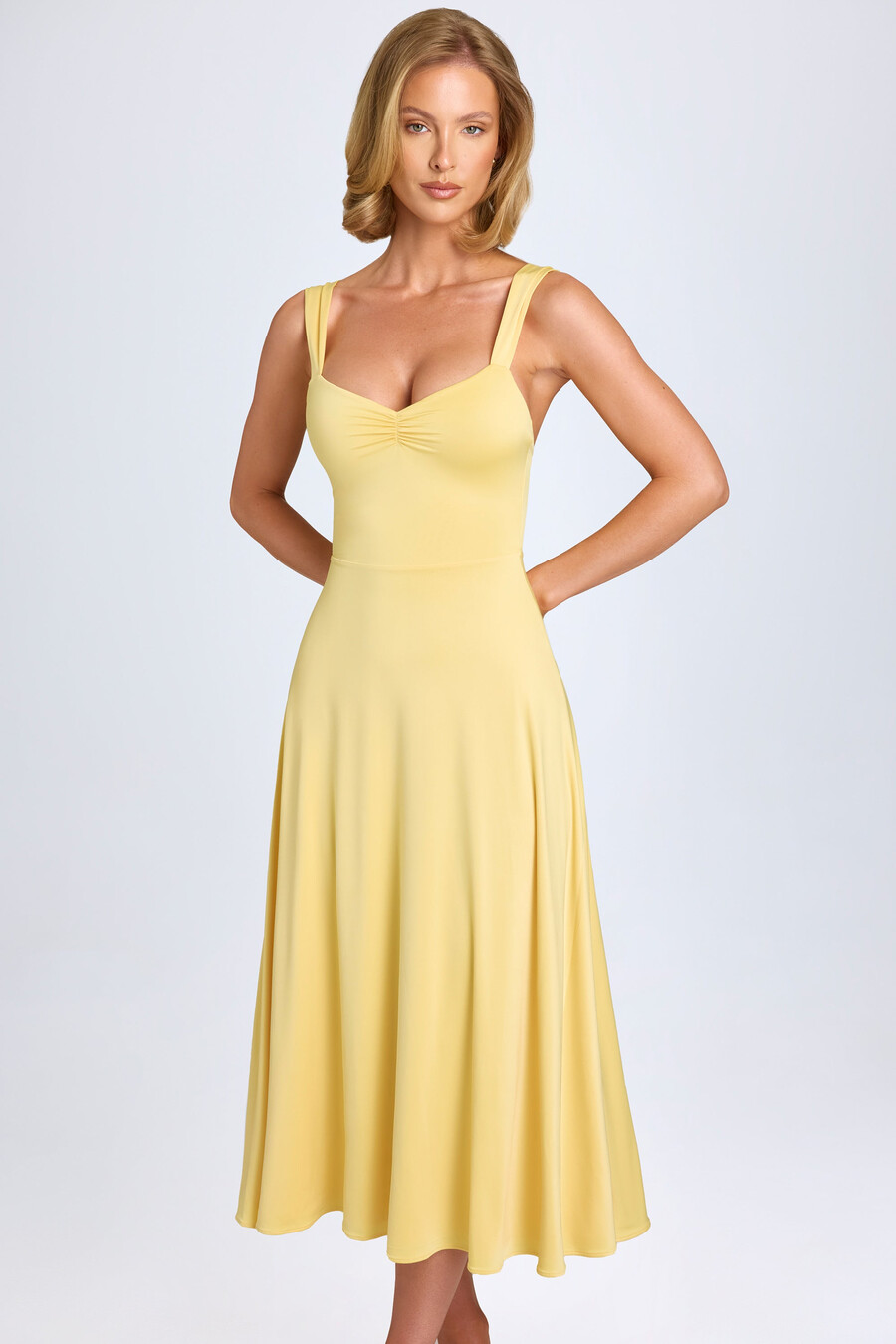 vestido midi franzido com decote coração em amarelo pastel