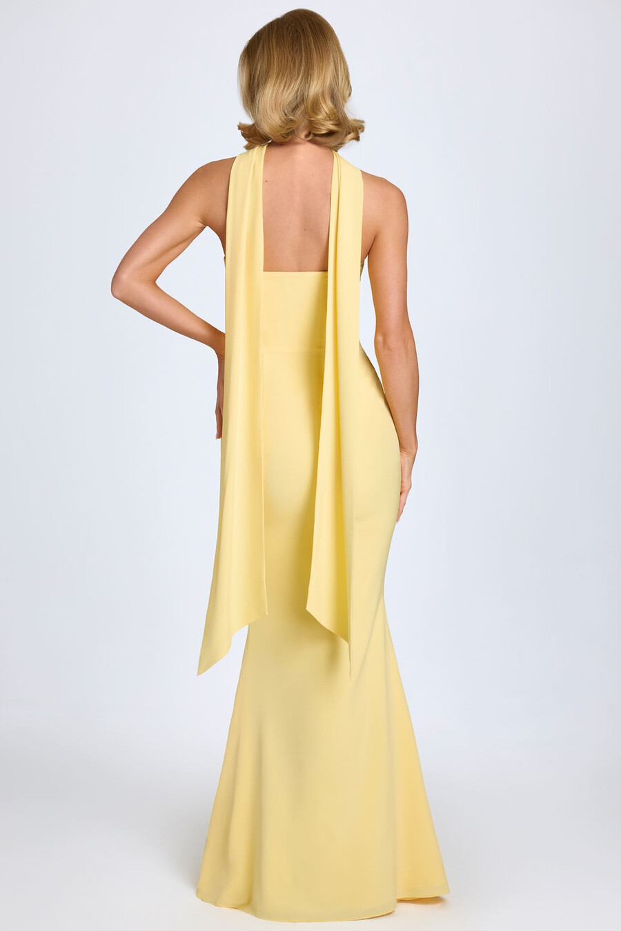 vestido tomara que caia amarelo pastel com detalhe de lenço