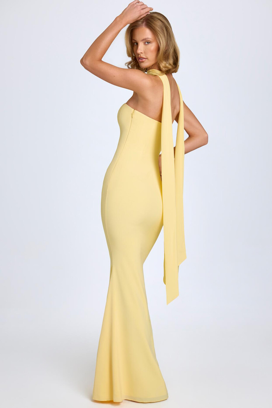 vestido tomara que caia amarelo pastel com detalhe de lenço