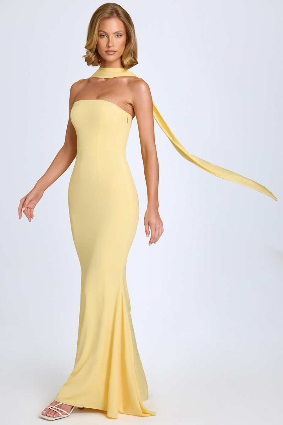 vestido tomara que caia amarelo pastel com detalhe de lenço