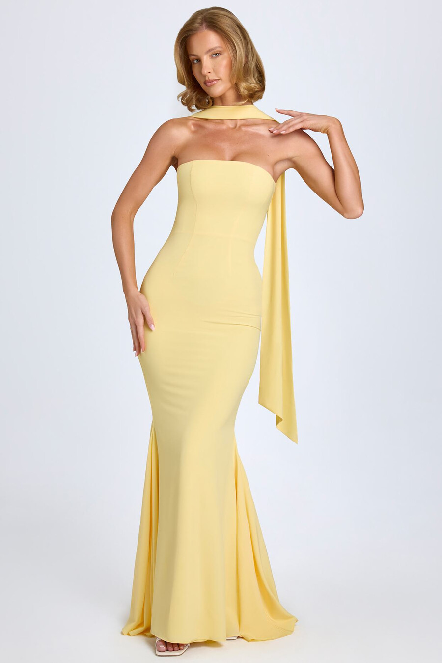 vestido tomara que caia amarelo pastel com detalhe de lenço