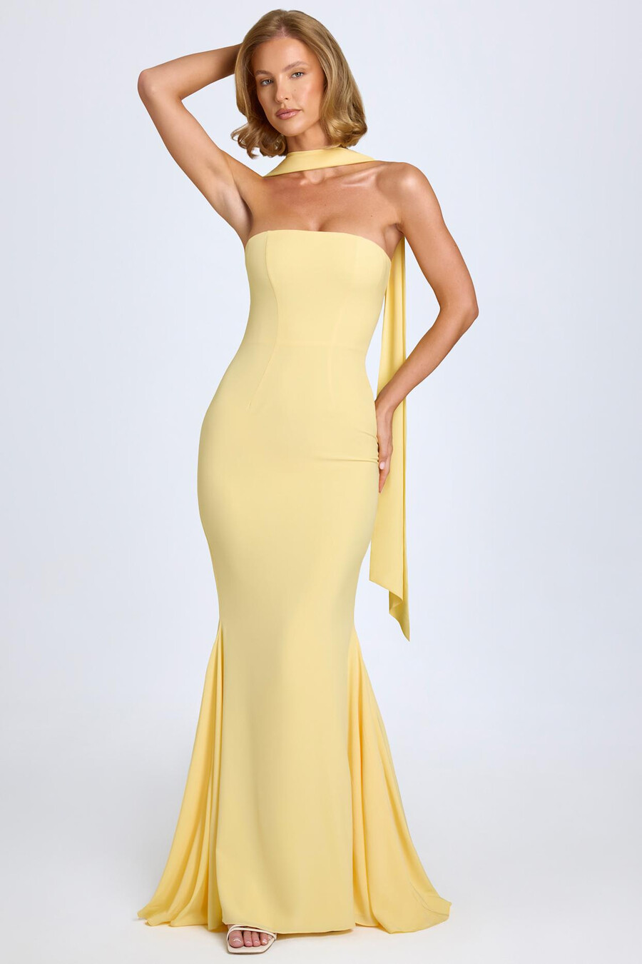 vestido tomara que caia amarelo pastel com detalhe de lenço