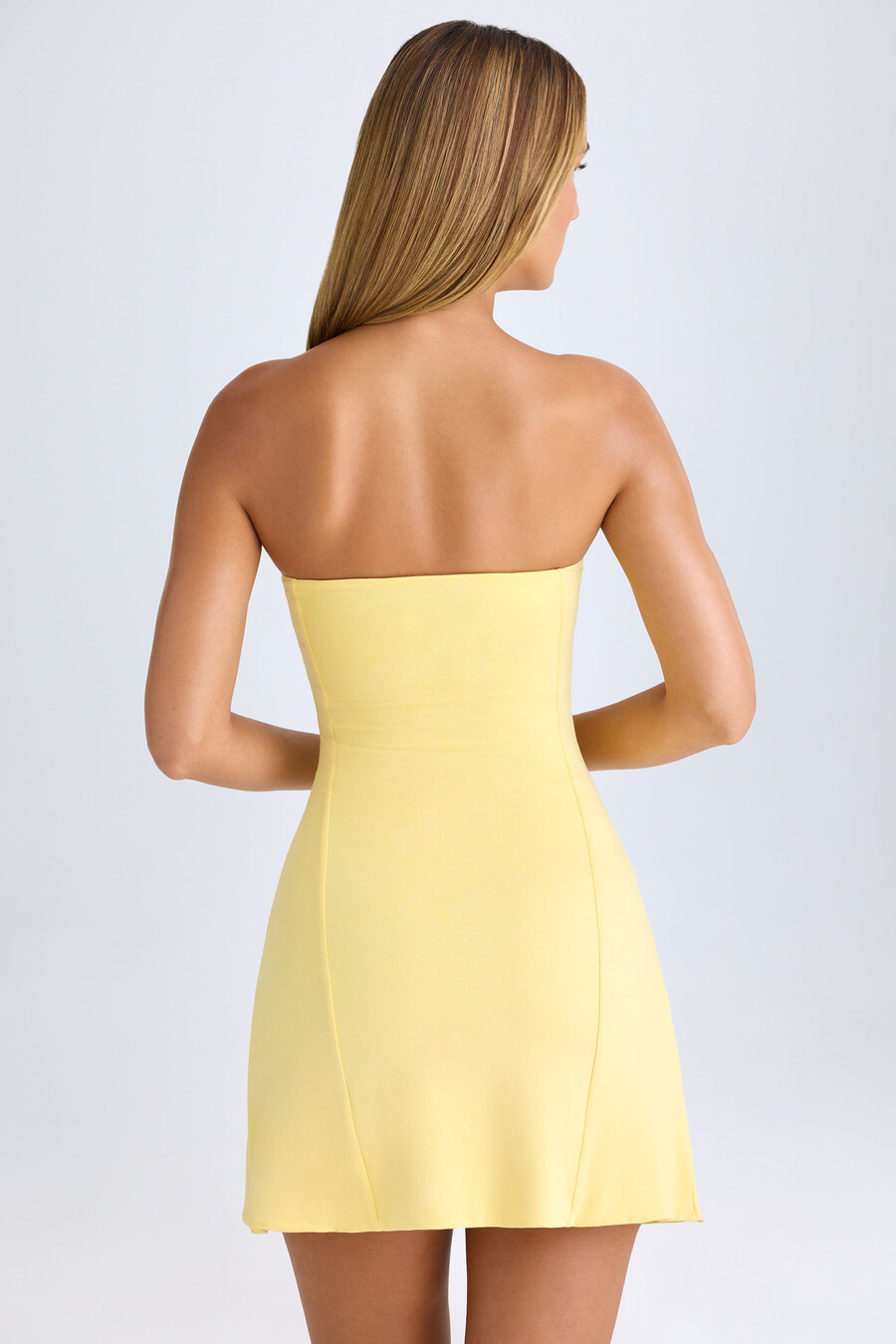 vestido curto bandeau em modal na cor sorvete de limão.