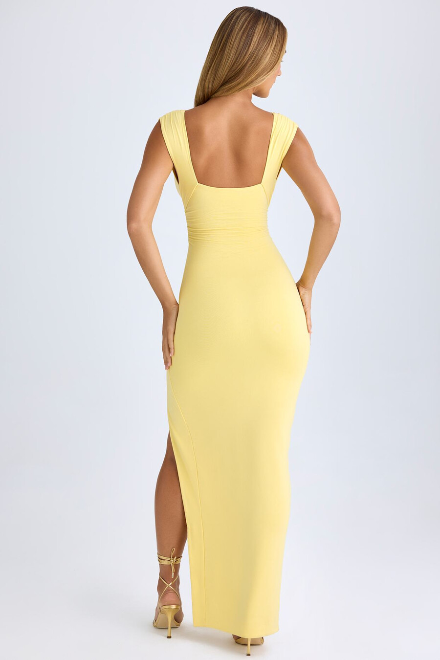 vestido longo modal com fenda alta e decote profundo na cor sorvete de limão.