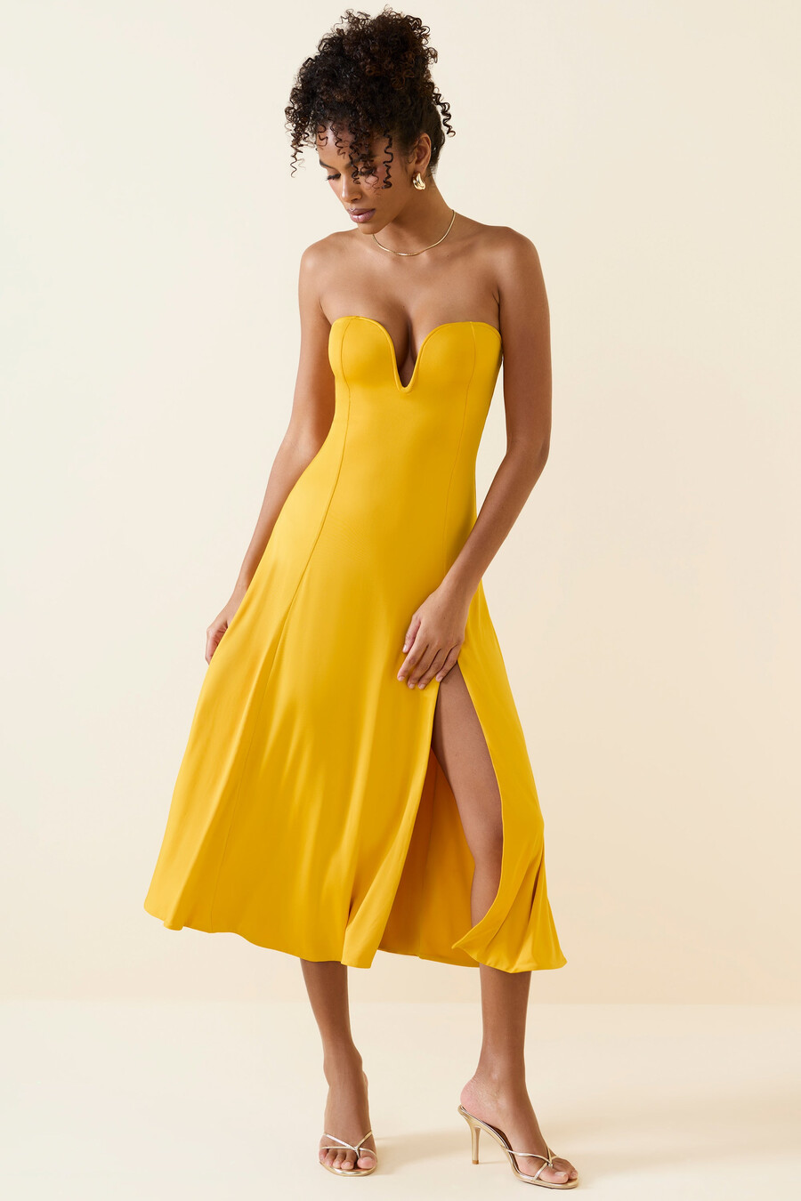 vestido midi bandeau em amarelo dourado