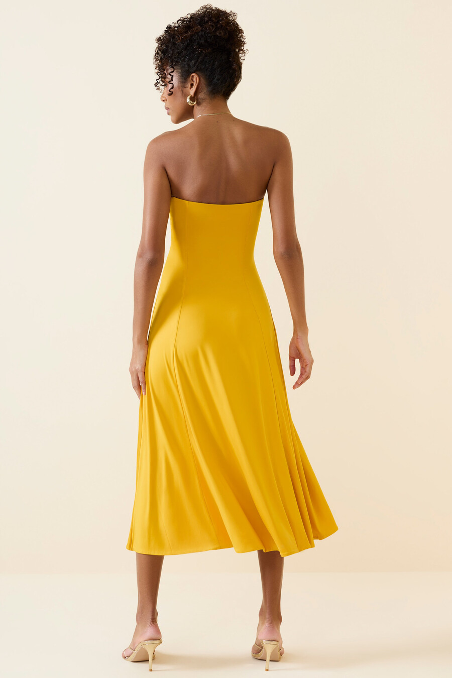 vestido midi bandeau em amarelo dourado