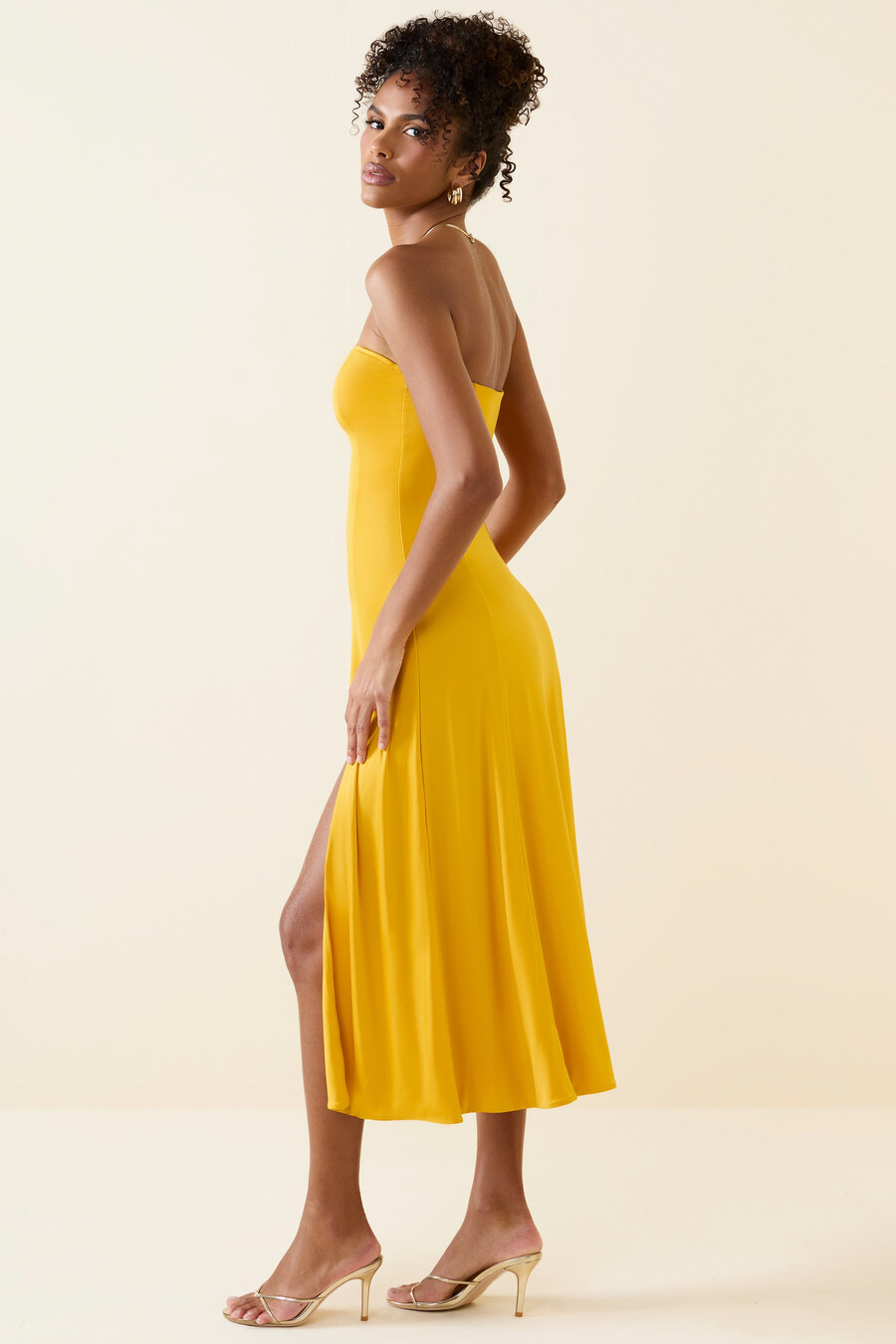 vestido midi bandeau em amarelo dourado