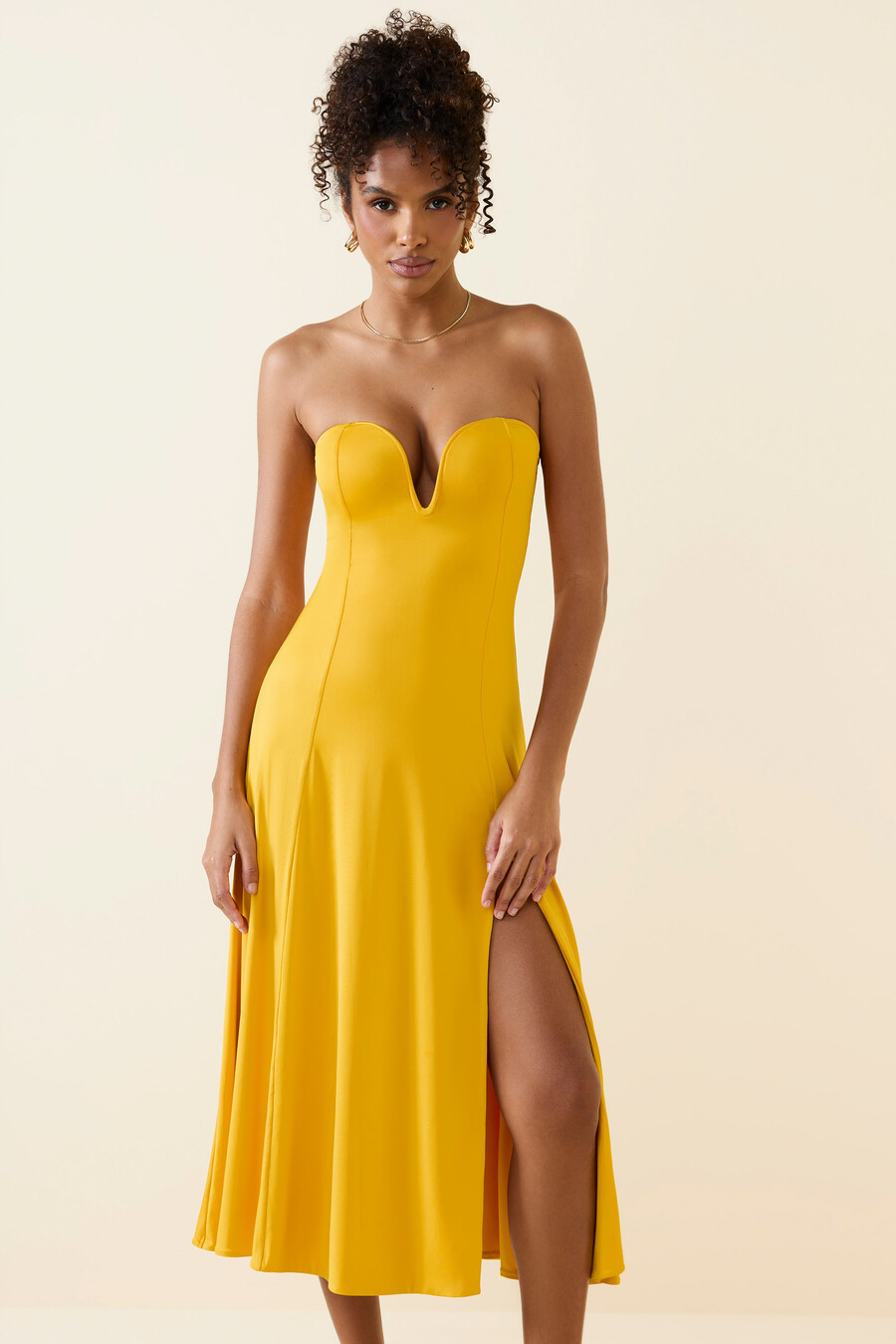 vestido midi bandeau em amarelo dourado