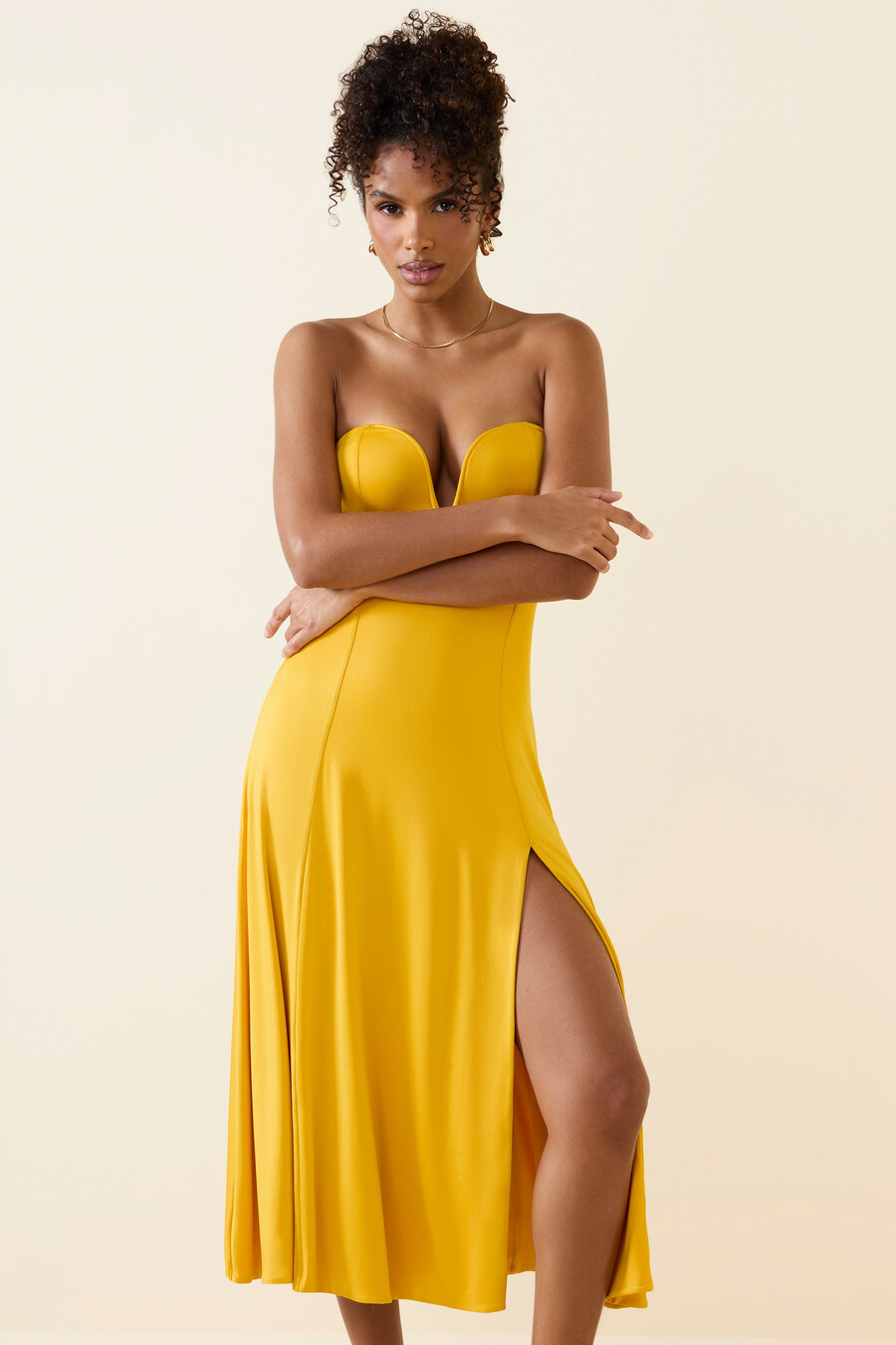 vestido midi bandeau em amarelo dourado