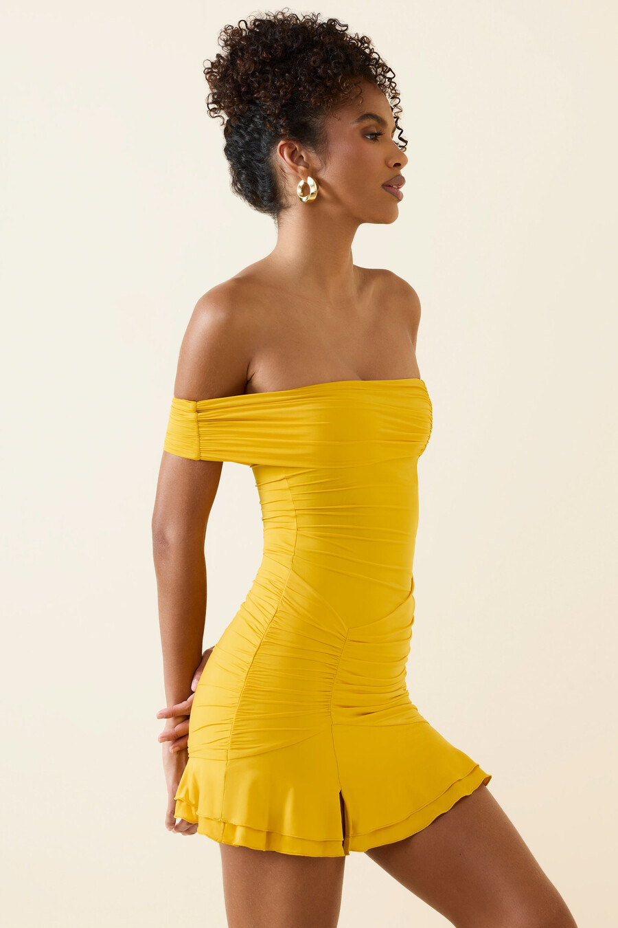 vestido curto assimétrico franzido de um ombro só em amarelo dourado