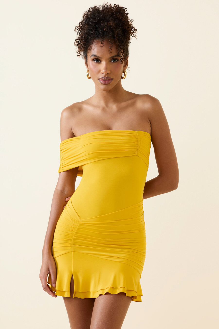 vestido curto assimétrico franzido de um ombro só em amarelo dourado